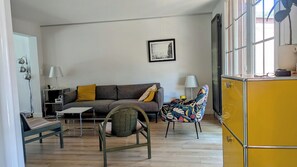 Smart TV, fireplace, books, stereo