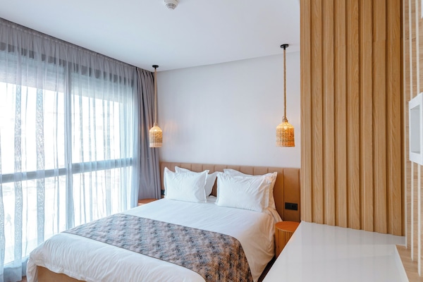 Suíte estúdio conforto, vista para a cidade | Cofres nos quartos, escrivaninha, espaço de trabalho para notebook