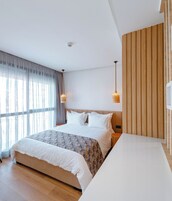 Comfort Studio Suite, City View | In-room safe, desk, laptop workspace, soundproofing