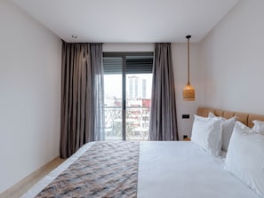 Suite Familiale, vue établissement | Coffres-forts dans les chambres, bureau