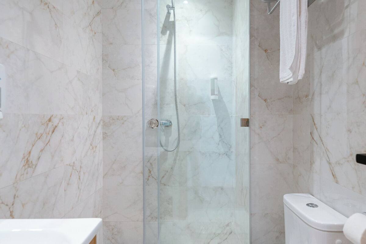 Douche, sĂšche-cheveux, chaussons, serviettes fournies