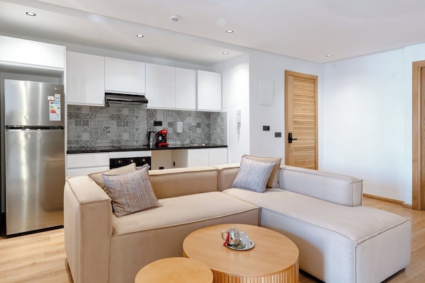 Comfort Studio Suite, City View | Peti besi dalam bilik, meja, ruang kerja komputer riba, kalis bunyi