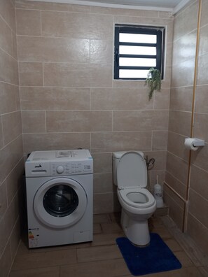 Séchoir à cheveux, serviettes fournies, savon, papier de toilette