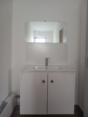 Sèche-cheveux, serviettes fournies, savon, papier toilette