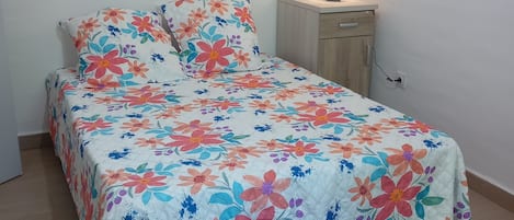 3 habitaciones, tabla de planchar con plancha, wifi y ropa de cama