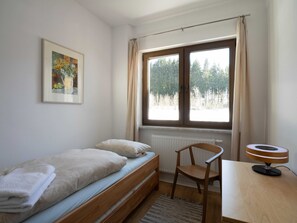2 habitaciones, tabla de planchar con plancha y ropa de cama