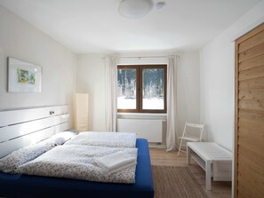 2 habitaciones, tabla de planchar con plancha y ropa de cama