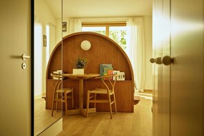 Minibar, Zimmersafe, Verdunkelungsvorhänge, Bügeleisen/Bügelbrett