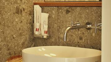 Suite, 1 slaapkamer, balkon, aan het meer | Badkamer | Een douche, gratis toiletartikelen, een haardroger, pantoffels