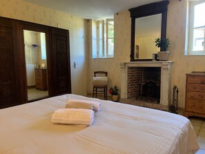 3 bedrooms, desk, iron/ironing board, WiFi