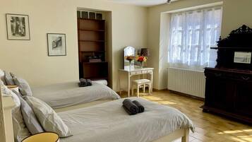 Iron/ironing board, WiFi, bed sheets