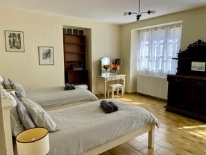 Iron/ironing board, WiFi, bed sheets