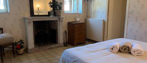 Iron/ironing board, WiFi, bed sheets
