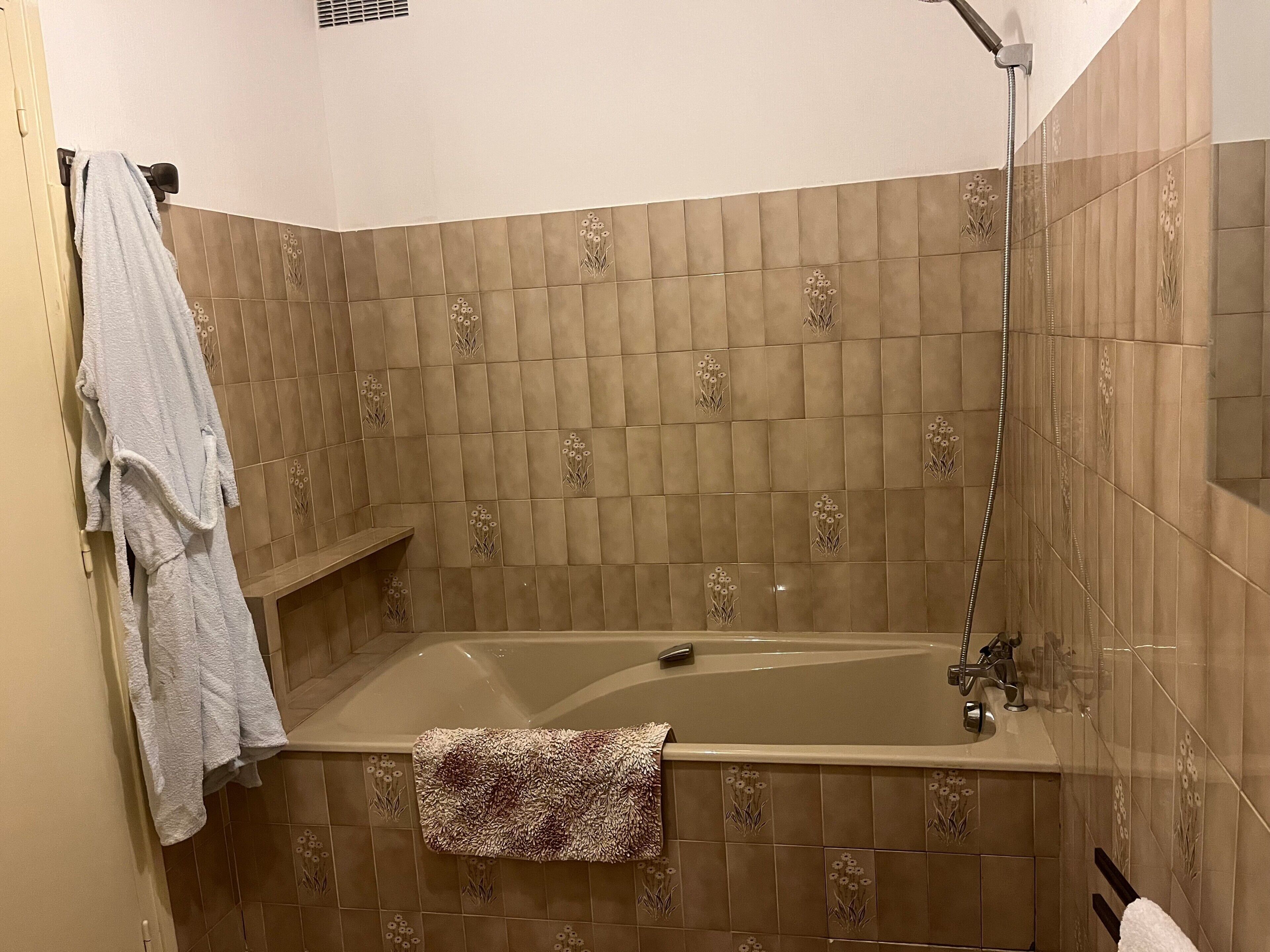 Dusch, gratis toalettartiklar, hårtork och handdukar