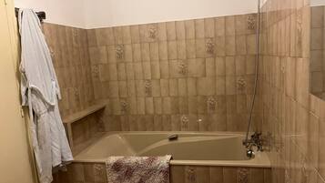 Dusch, gratis toalettartiklar, hårtork och handdukar