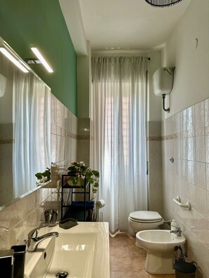 Bruser, hårtørrer, bidet, håndklæder