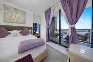 3 bedrooms, iron/ironing board, WiFi, bed sheets - Sleek 3-BD Downtown Condo with Water & City Views (Miami)