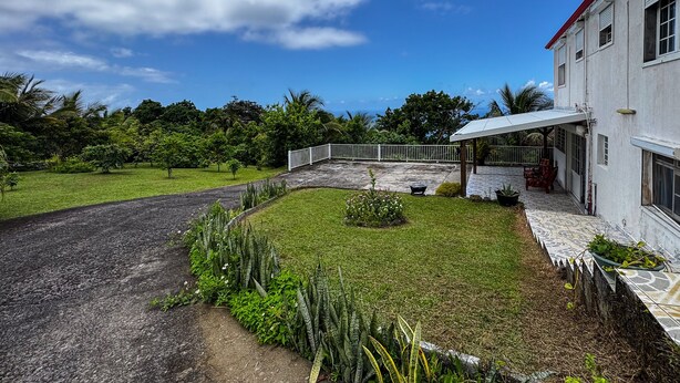 A house with a covered patio, a lawn, and a pathway leading to the entrance. - Mont loué - Maison 6 personnes (Trois Rivieres)