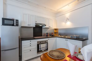 Kühlschrank, Mikrowelle, Ofen, Wasserkocher mit Kaffee-/Teezubehör