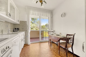 Fridge, microwave, dishwasher, coffee/tea maker
