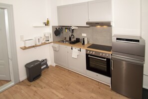 Fridge, oven, stovetop, dishwasher