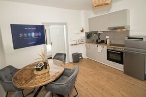 Fridge, oven, stovetop, dishwasher