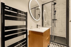 Articles de toilette gratuits, sĂšche-cheveux, serviettes fournies