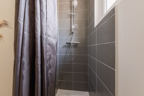 Sèche-cheveux, serviettes fournies