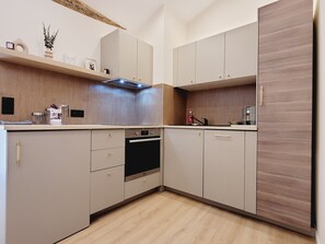 Kühlschrank, Mikrowelle, Ofen, Geschirrspüler