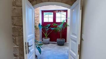 Tweepersoonskamer | Een bureau, een strijkplank/strijkijzer, gratis wifi