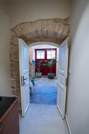 مكتب ومكواة/لوح كي وواي فاي مجانًا