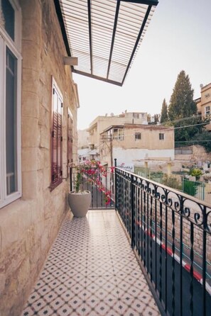 ห้องดีลักซ์ดับเบิล, วิวเมือง | ลานระเบียง/นอกชาน