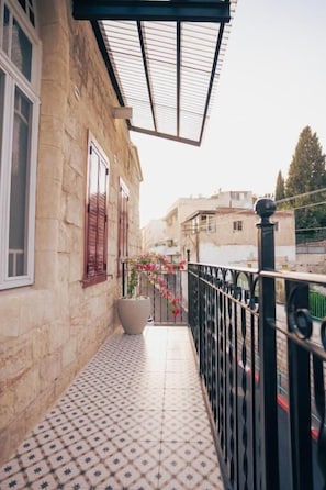 Kahden hengen deluxe-huone, kaupunkinäköala | Terassi/patio