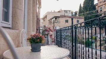 Deluxe tweepersoonskamer, uitzicht op stad | Terras