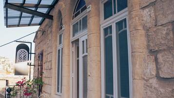 Habitación Deluxe doble, vistas a la ciudad | Escritorio, tabla de planchar con plancha, wifi gratis