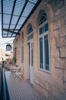 Un edificio de piedra con ventanas de arco y piso de baldosas.