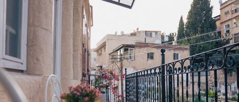 Habitación doble Deluxe, vista a la ciudad | Escritorio, tabla de planchar con plancha y wifi gratis