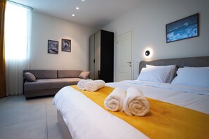 Suite, uitzicht op stad | Een bureau, een strijkplank/strijkijzer, gratis wifi