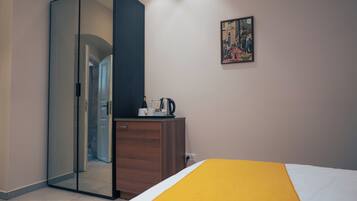 Tweepersoonskamer | Een bureau, een strijkplank/strijkijzer, gratis wifi