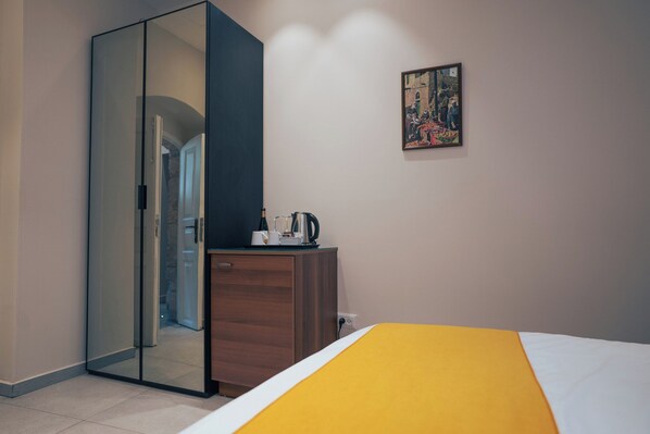 مكتب ومكواة/لوح كي وواي فاي مجان�ًا