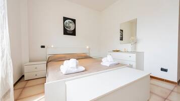 3 Schlafzimmer, Schreibtisch, BĂŒgeleisen/BĂŒgelbrett