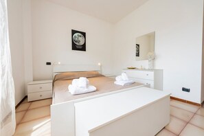 3 bedrooms, desk, iron/ironing board