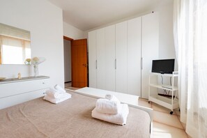 3 slaapkamers, een bureau, een strijkplank/strijkijzer