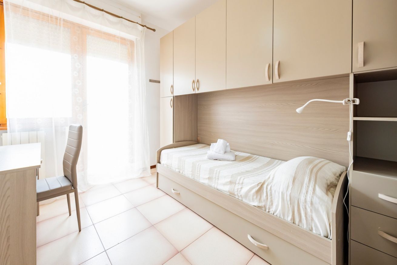 3 camere, una scrivania, ferro/asse da stiro
