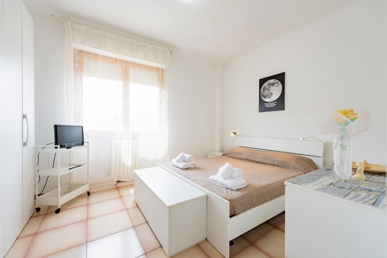 3 habitaciones, escritorio y tabla de planchar con plancha 