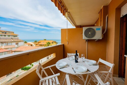 GuestHost - Lovely Flat 100m from Sea with Terrace