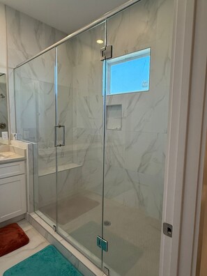 Huis, 3 slaapkamers | Badkamer | Gratis toiletartikelen, zeep, shampoo, toiletpapier