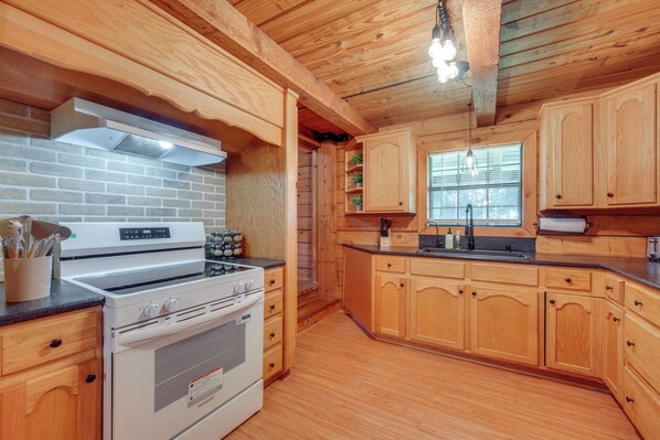 House (2 Bedrooms) | Interior - < 1 Mi to Casinos: Countryside Louisiana Getaway! (Duson)