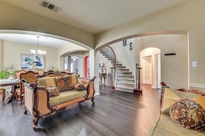 House (5 Bedrooms) | Interior
