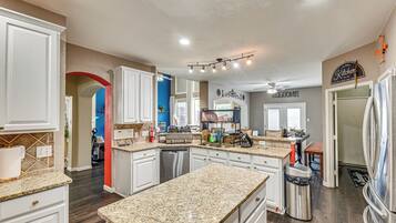 House (5 Bedrooms) | Interior